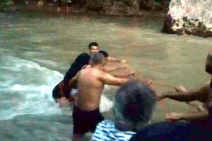 Irmak suyu yükselince mahsur kalan piknikçiler kurtarıldı