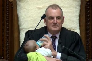 Meclis Başkanı, kürsüsünde bebeğe biberonla süt verdi