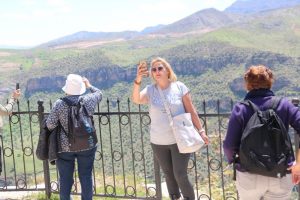 Turistlerden Delikli Taş'a yoğun ilgi