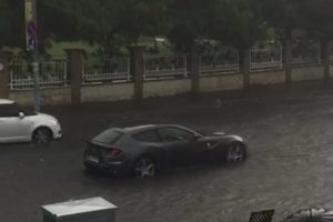 Milyon liralık Ferrari su birikintisinde b&ouml;yle mahsur kaldı