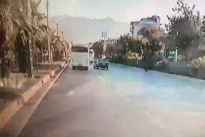 Tekstil iş&ccedil;ilerini taşıyan midib&uuml;s&uuml;n devrilmesi b&ouml;yle g&ouml;r&uuml;nt&uuml;lendi