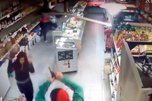 2 kadın market &ccedil;alışanı soyguncuları pişman etti