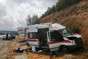Hasta taşıyan ambulans takla attı!