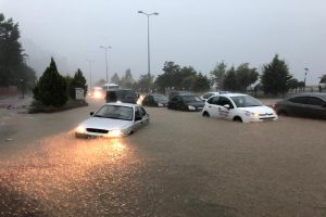 Zonguldak'ta sağanak ara&ccedil;lar yolda kaldı