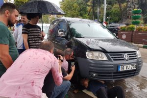 Bursa'da aracın motor kısmında sıkışan yavru köpeği itfaiyeci kurtardı