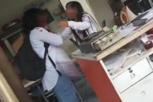 Annesi bı&ccedil;aklanan k&uuml;&ccedil;&uuml;k kızın feryadı: "Anne l&uuml;tfen &ouml;lme"