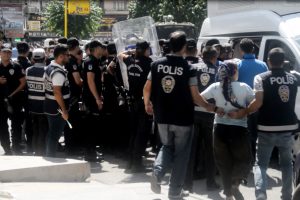 İzinsiz g&ouml;steriye polis m&uuml;dahalesi: 30 g&ouml;zaltı