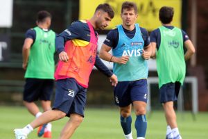 Fenerbah&ccedil;e &ouml;nce salonda, sonra sahada &ccedil;alıştı