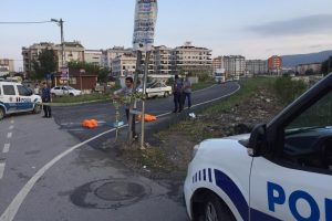 Kamyonun altında ezilen motosikletli iki kişi feci şekilde can verdi