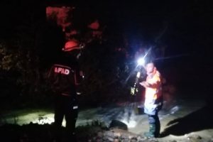 K&ouml;pr&uuml; yıkılınca mahsur kalan aileyi AFAD kurtardı
