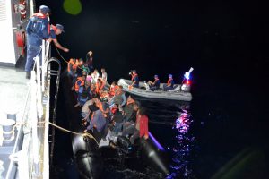 Lastik botlarda 68 ka&ccedil;ak g&ouml;&ccedil;men yakalandı