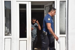 Sevgilisini demir &ccedil;ubukla bayıltana kadar d&ouml;vd&uuml;