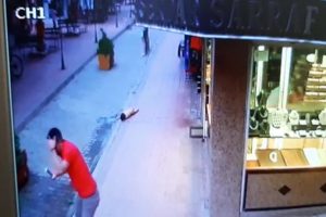 2 yaşındaki &ccedil;ocuğun &uuml;&ccedil;&uuml;nc&uuml; kattan d&uuml;ş&uuml;ş&uuml; kamerada