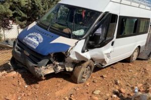 Otomobil ile minib&uuml;s &ccedil;arpıştı: Yaralılar var