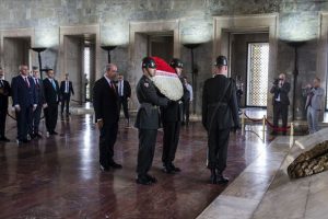 KKTC Başbakanı Tatar Anıtkabir'i ziyaret etti