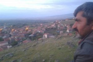 Devrilen trakt&ouml;r&uuml;n altında kalan s&uuml;r&uuml;c&uuml; hayatını kaybetti