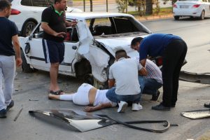 2 &ccedil;ocuğuyla yola savruldu!