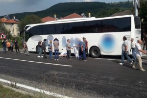 Yolcu otob&uuml;s&uuml;n&uuml;n &ccedil;arptığı yaya hayatını kaybetti