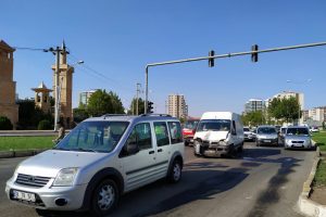 Minib&uuml;s, hafif ticari araca &ccedil;arptı; H&uuml;seyin bebek ile 3 kişi yaralı