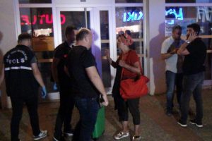 Bursa'da hareketli dakikalar! Bankanın &ouml;n&uuml;nde unutulan &ccedil;antalar paniğe neden oldu