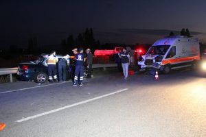 Ambulans ile iki otomobil &ccedil;arpıştı: 2 &ouml;l&uuml;, 5 yaralı