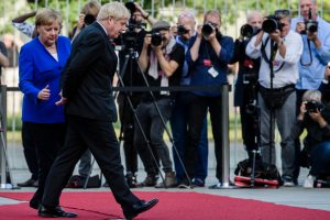 İngiltere'nin yeni Başbakanı Johnson'dan dikkat &ccedil;eken rahatlık