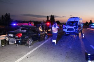 Zincirleme trafik kazası: 3 &ouml;l&uuml;, 4 yaralı