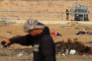 İsrail ordusu Gazze'de bir Filistinliyi yaraladı