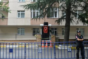 Kolonları patlayan binanın tahliyesine başlandı