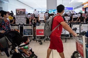 Hong Kong Havalimanı'ndaki protesto yasağı uzadı