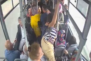Otob&uuml;s&uuml;nde kalp spazmı ge&ccedil;iren kadını, hastaneye yetiştirdi