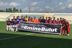 Hazırlık ma&ccedil;ı &ouml;ncesi 'Emine Bulut' yazılı pankart ile sahaya &ccedil;ıktılar