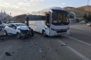 Midib&uuml;s ile otomobil &ccedil;arpıştı:2 yaralı