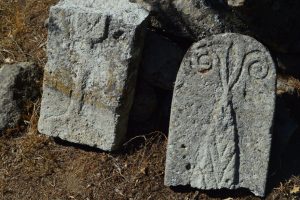 Bursa Harmancık'ta yüzlerce yıllık koç başlı mezar taşı bulundu