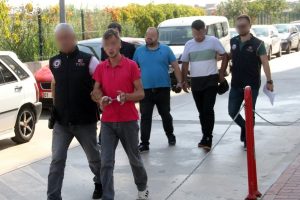 Polise havai fişekle saldıranlara ev hapsi