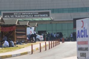 Diyarbakır'da zırhlı ara&ccedil; devrildi: 1 şehit, 5 yaralı