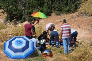 Vatandaşlar yaralılar i&ccedil;in şemsiyelerle g&ouml;lgelik alan oluşturdu