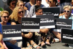 Bursa'da CHP'li kadınlardan oturma eylemi