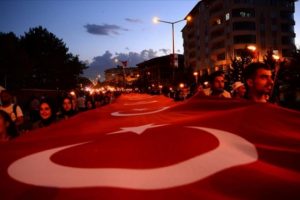 1071 metrekare Türk bayrağıyla "fener alayı"