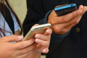 "Cep telefonları bilinenden &uuml;&ccedil; kat fazla radyasyon yayıyor"