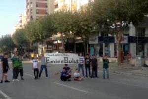 Bursa'da &ccedil;ocuklar "Anne l&uuml;tfen &ouml;lme" diyerek karayolunu trafiğe kapattı