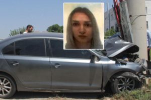 Otomobil beton direğe &ccedil;arptı: 1 &ouml;l&uuml;, 2 yaralı