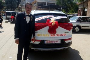 Galatasaraylı damat, gelin arabasına 'Kızı aldık sıra Falcao'da' yazdı