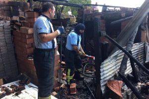 Yanan dandır evi kullanılmaz hale geldi