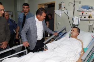 Vali Akbıyık, bı&ccedil;aklı saldırıda yaralanan polis m&uuml;d&uuml;r&uuml;n&uuml; ziyaret etti