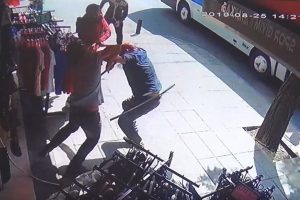 Suriyelilerin kılı&ccedil;, pala, bı&ccedil;aklı kavgası kamerada