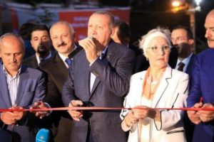 Erdoğan, Araklı il&ccedil;esindeki bir restoranın a&ccedil;ılışını ger&ccedil;ekleştirdi