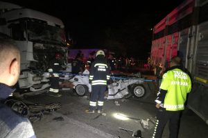 Kamyonun &ccedil;ektiği otomobile TIR &ccedil;arptı: 3 &ouml;l&uuml;, 2 yaralı