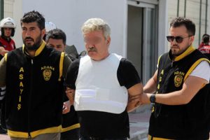 3 komşusunu &ouml;ld&uuml;rm&uuml;şt&uuml;... Kendini b&ouml;yle savundu!