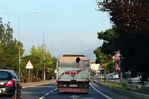 Kamyon kasasında tehlikeli yolculuk!